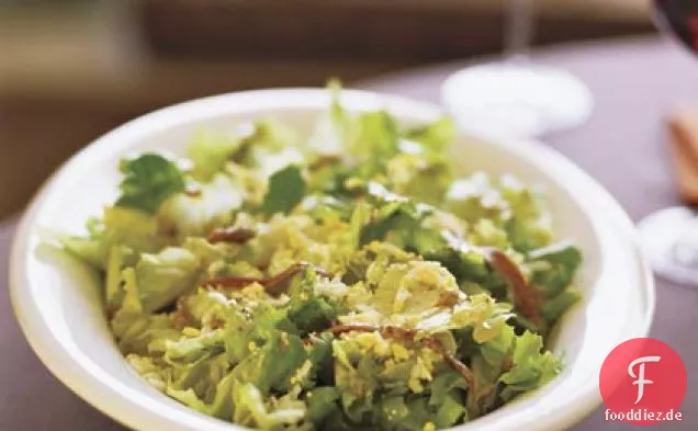 Escarole-Salat mit gehacktem Ei und Sardellenvinaigrette
