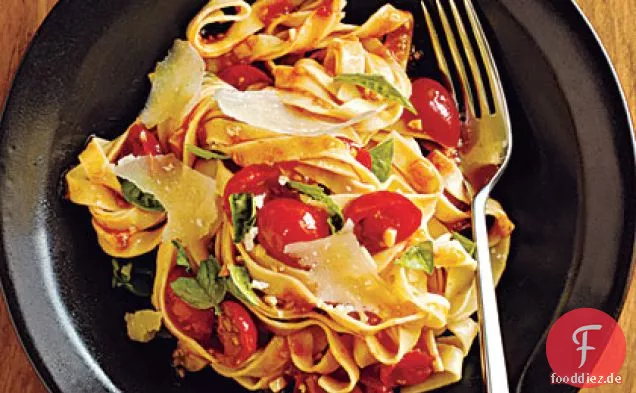 Pasta mit frischer Tomaten-Basilikum-Sauce