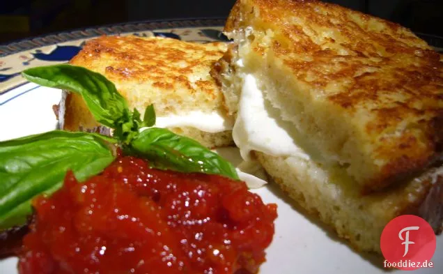 Mozzarella in Carrozza mit getrockneten Tomaten und geröstetem rotem Pep
