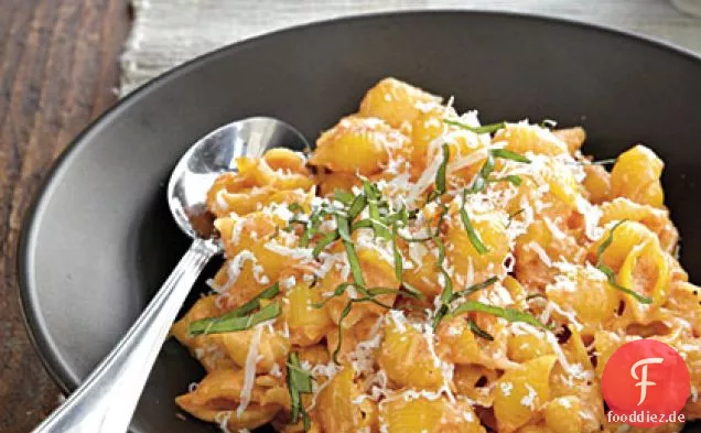 Pasta mit geröstetem rotem Pfeffer und Sahnesauce