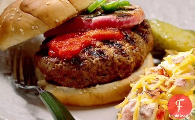 Jalapeño-Gefüllte Burger mit geröstetem Paprika Ketchup