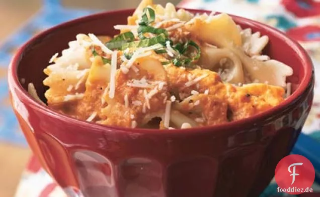 Fliege Pasta mit geröstetem rotem Pfeffer und Sahnesauce