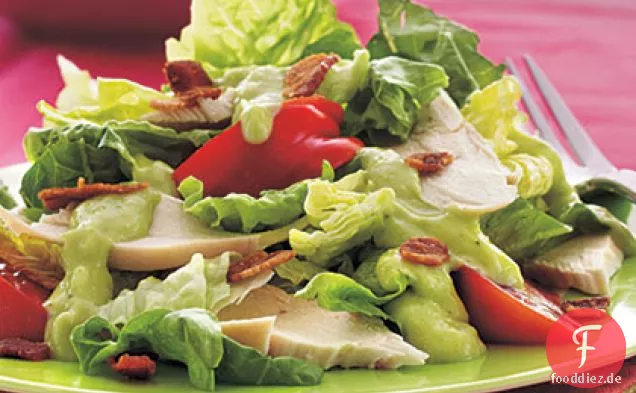 Hähnchen-BLT-Salat mit cremigem Avocado-gehörntem Melonen-Dressing