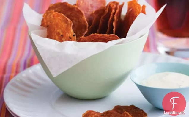 Salami-Chips mit körnigem Senfdip