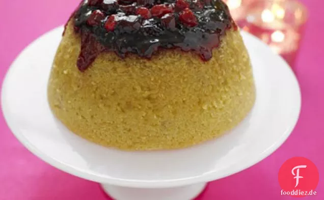 Cranberry-gekrönter Pud mit weißem Schokoladenpudding
