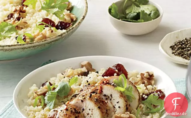 Couscous-Salat mit Huhn, Datteln und Walnüssen