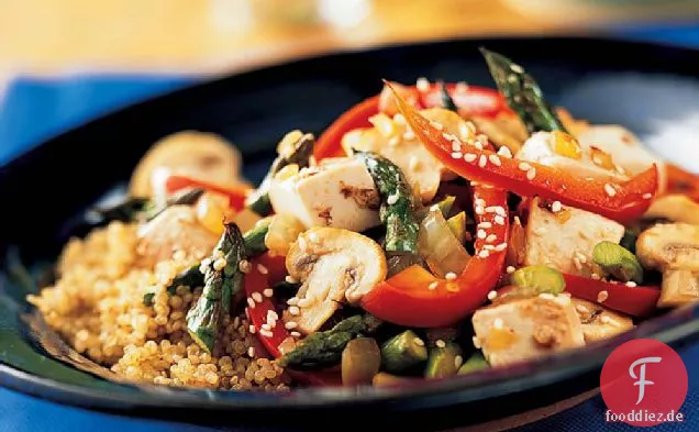 Tofu, Spargel und Paprika mit Quinoa anbraten