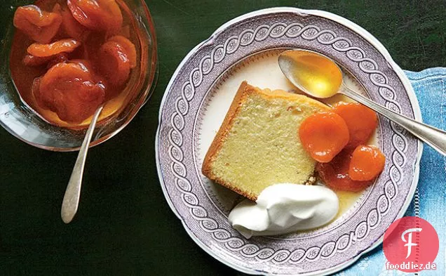 Pfund Kuchen mit Grand Marnier-pochierte Aprikosen