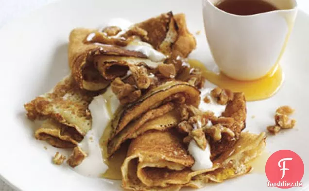 Pfannkuchen mit Ahorn-Walnuss-Praline und Crème Fraîche