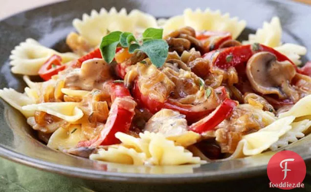 Pasta mit karamellisierten Zwiebeln, Pilzen und Paprika