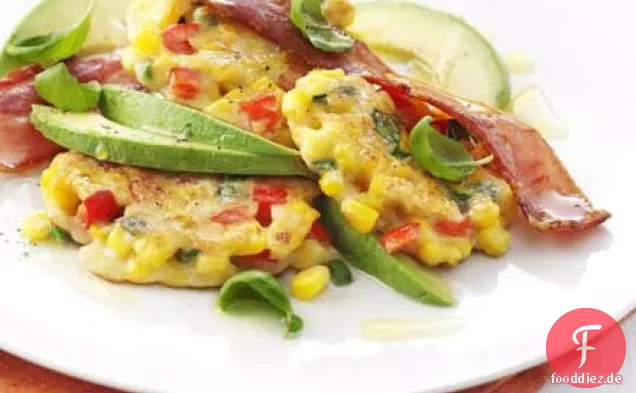 Heiße Corncakes mit Avocado, Speck & Basilikum