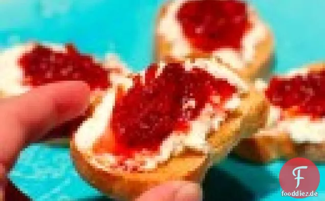Ziegenkäse-Crostini mit Blutorange und schwarzer Pfeffermarmelade