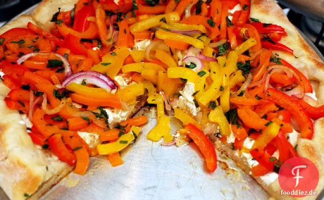 Pizza mit roten und gelben Paprika