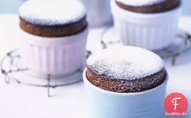 Heiße Schokoladen-Soufflés mit Schokoladen-Sahne-Sauce