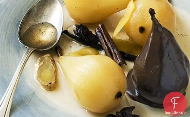 Gewürzte pochierte Birnen in Schokoladensauce