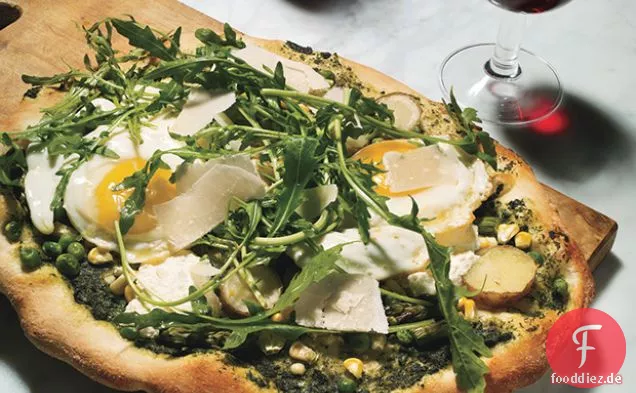 Fladenbrot mit Rucola, Spargel und Spiegelei