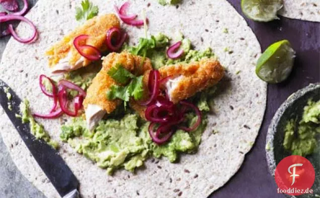 Zerschlagene Avocado mit knusprigem Hühnchen, eingelegten Zwiebeln und Tortillas