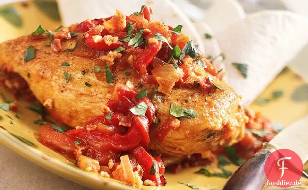 Geräuchertes Huhn mit gerösteter Paprika-Sauce