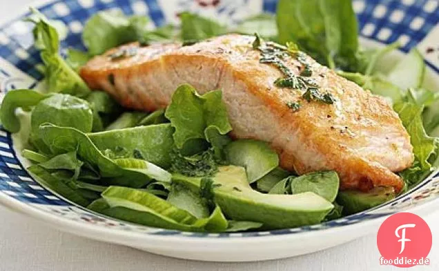 Lachs-, Avocado- und Gurkensalat
