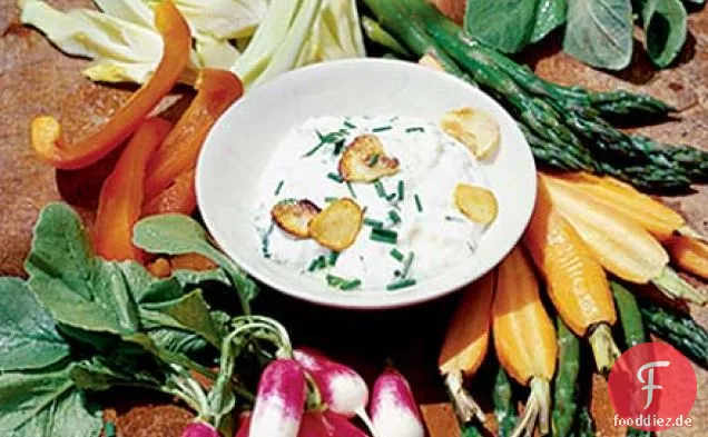 Gerösteter Knoblauchdip mit Gemüseplatte