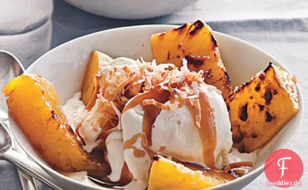 Gebratene Ananas mit Bourbon-Karamell über Vanilleeis