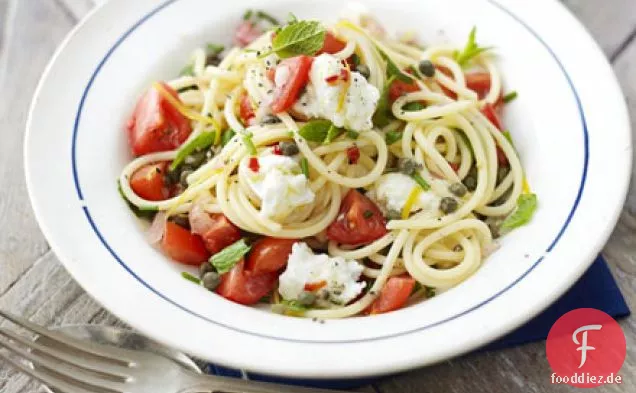 Pasta mit Mozzarella, Minze & frischer Tomatensauce