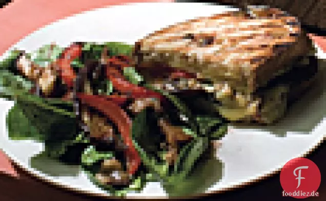 Auberginen, Paprika und Fontina Panini mit Spinatsalat