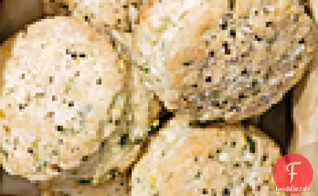Buttermilchkekse mit Frühlingszwiebeln, schwarzem Pfeffer und Meersalz