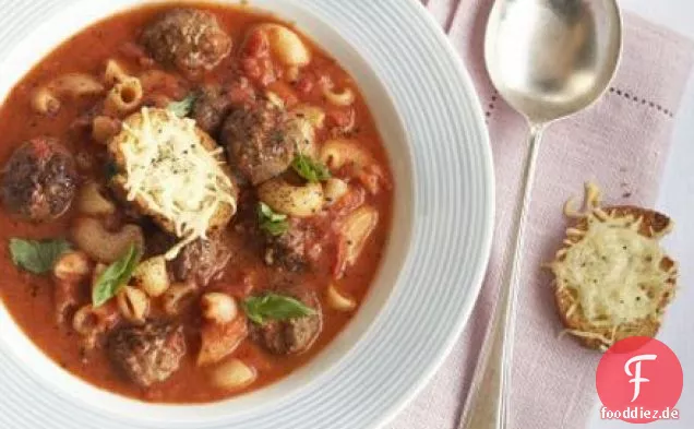 Pasta & Fleischbällchen-Suppe mit käsigen croutons
