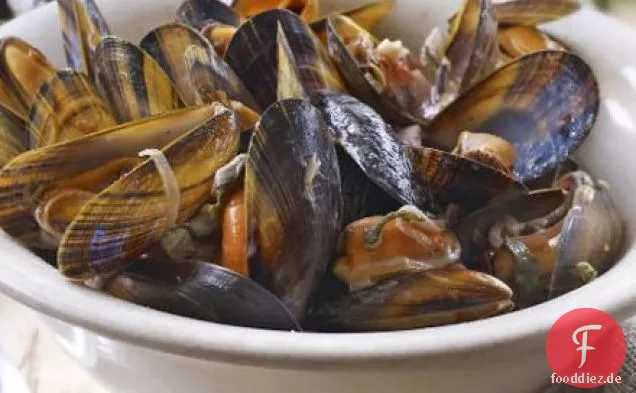 Muscheln mit roten Zwiebeln, Apfelwein & Crème Fraîche