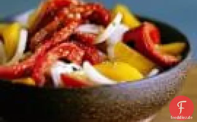 Gegrillte Paprika, süße Zwiebel und Tomatensalat