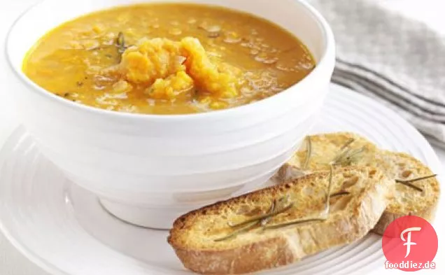 Süßkartoffel-Rosmarin-Suppe mit Knoblauch-Toast