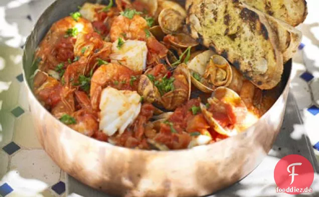 Mediterraner Fischeintopf mit Knoblauchtoast