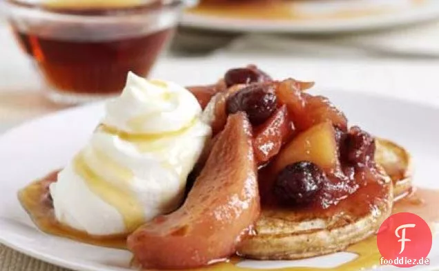 Zimtpfannkuchen mit Kompott & Ahornsirup