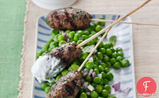 Gegrillte Bison-Kebabs über geprägten Erbsen