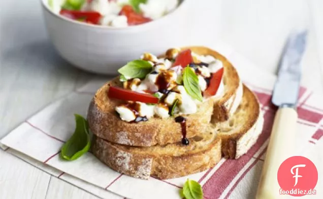 Offenes Hüttenkäse-Pfeffer-Sandwich