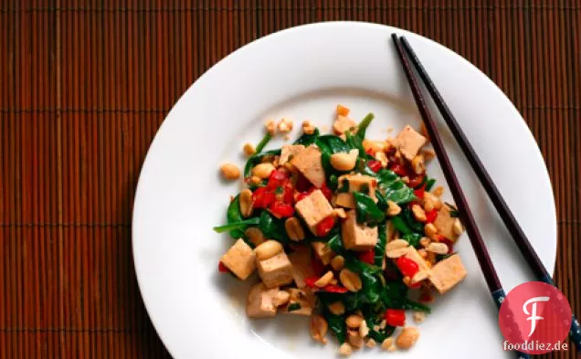 Würziger Thai Tofu mit roten Paprika und Erdnüssen