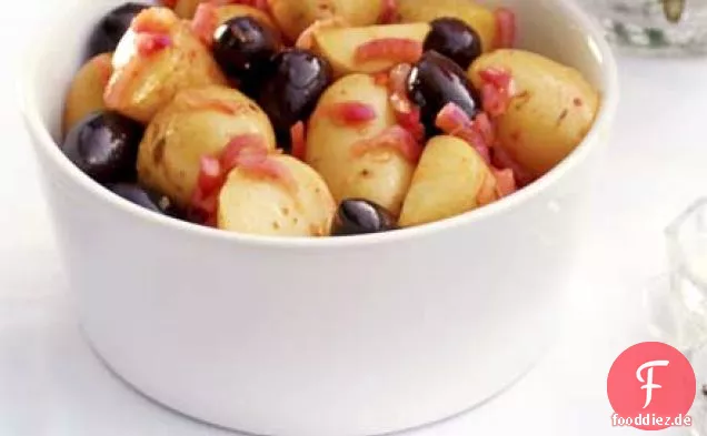 Kartoffel-, rote Zwiebel- und Olivensalat