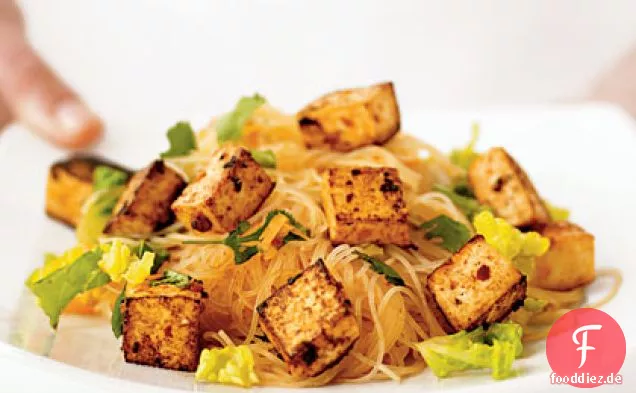 Thailändischer Nudelsalat mit sautiertem Tofu