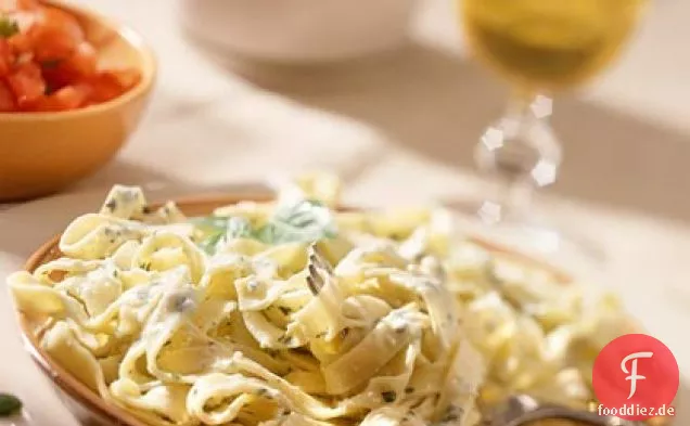 Fettuccine mit cremiger Basilikum-Pinienkern-Sauce