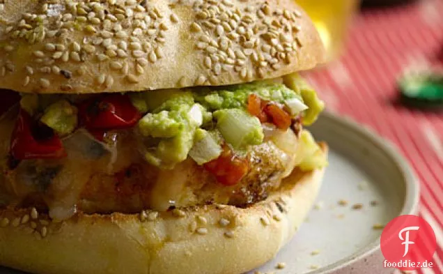 Chicken Burger mit Guacamole, Cheddar und verkohlten Tomaten