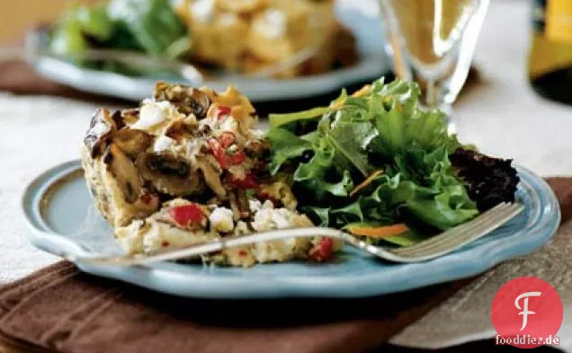 Pilz, gerösteter roter Pfeffer und Ziegenkäse-Brotpudding