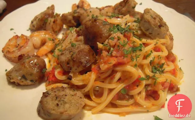 Pasta mit Paprika-Sauce, Wurst und Garnelen