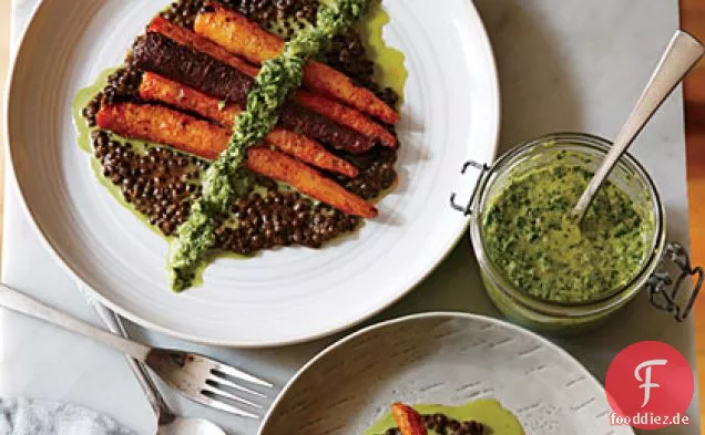 Ganze geröstete Karotten mit schwarzen Linsen und grüner Harissa