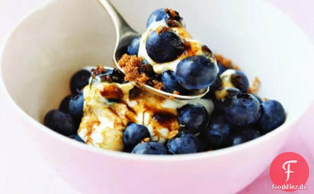 Blaubeeren mit brauner Zuckercreme