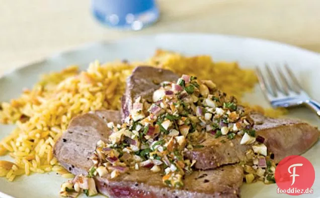 Thunfisch-Scaloppine mit Zwiebeln, Minze und Mandel-Topping