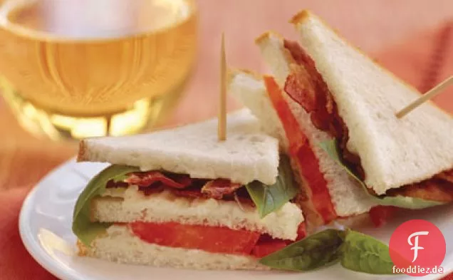Mini-Sandwiches mit Speck, Tomaten und Basilikum