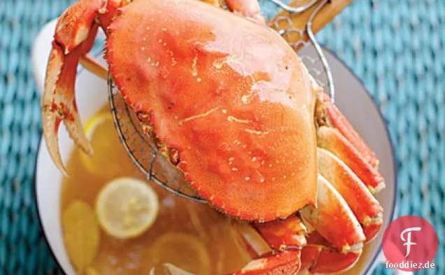Einfache gekochte Krabben mit Knoblauch-Wermutbutter