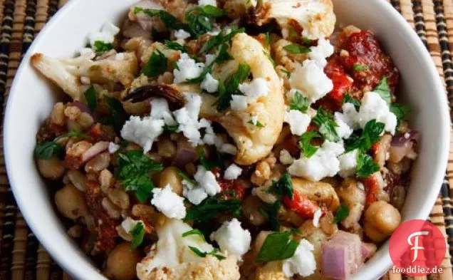 Gerösteter Blumenkohl und roter Pfeffer Farro Salat