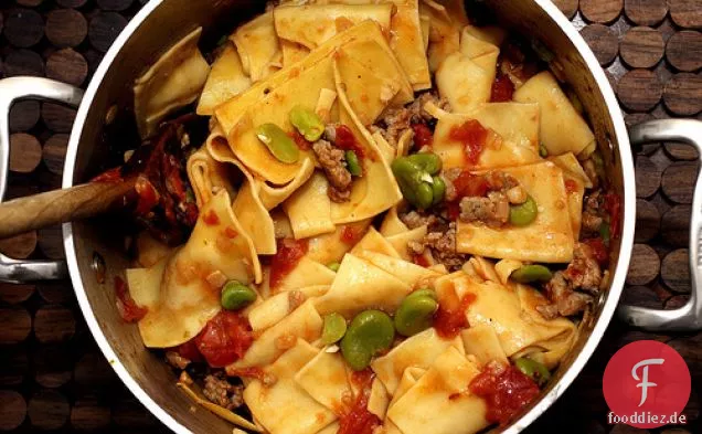 Pasta Mit Favas, Tomaten Und Wurst